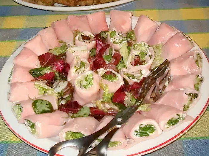Рулетики из ветчины с сыром и чесноком