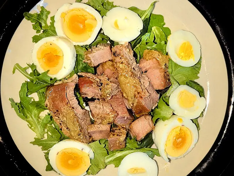 Салат с тунцом и яйцом