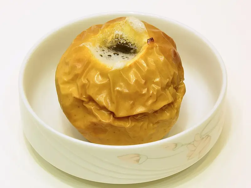 Запечённые яблоки с мёдом и орехами